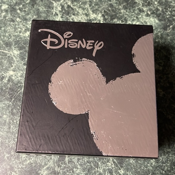 Disney Minnie Mouse watch Rose gold with white strap - NEW in box - Picture 6 of 8